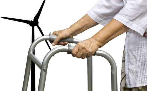 Personne agée et éolienne