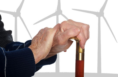 Personne agée et éoliennes